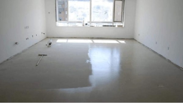 石膏基自流平砂漿施工表面空鼓、開裂的原因及防治措施有哪些？