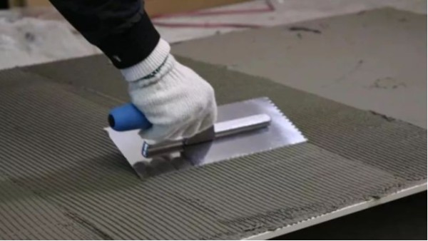 昆明瓷磚膠廠家告訴您的，柔性巖板瓷磚膠鋪貼的正確施工方法，你get到了嗎